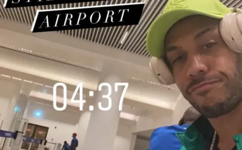 El jugador del Arsenal registró la dura travesía en su redes sociales.