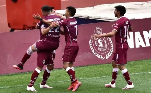 Walter Ponce festeja con sus compañeros