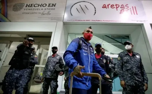 La selección chilena llegó durante esta mañana a Caracas para el duelo ante Venezuela. La Roja y la vinotinto se miden desde las 18:00 horas. Foto: ANFP