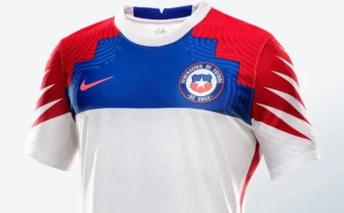 Chile estrena su nueva camiseta alternativa blanca.