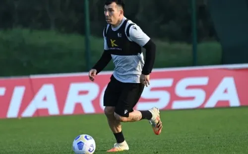 Gary Medel regresó a los entrenamientos junto al Bologna y deja atrás el desgarro que lo alejó del inicio de las eliminatorias con la Roja. Foto: Bologna