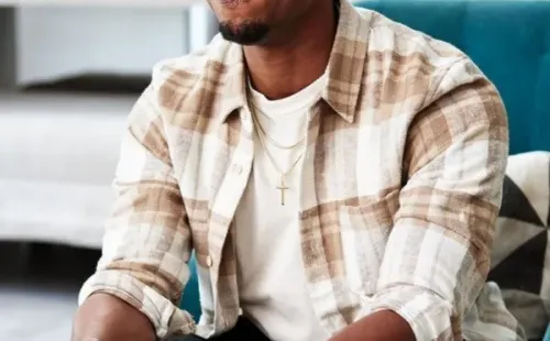 Michael B. Jordan, el hombre más sexy del mundo, probando la consola PS5.