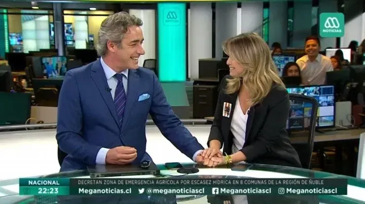Soledad Onetto y José Luis Repenningcompartiendo en medio de las noticias.