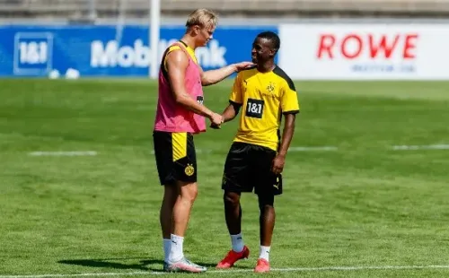 Youssoufa Moukoko junto a Erling Haaland