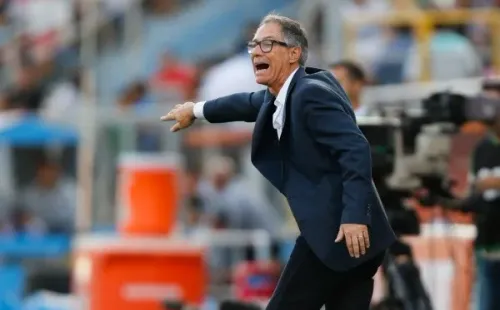 Ariel Holan mantiene con vida a Universidad Católica en el fútbol chileno y en la Copa Sudamericana. Foto: Agencia Uno