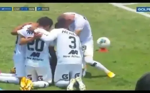 Deza causó polémica con su festejo de gol ante Carlos Stein.