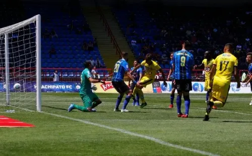 Universidad de Concepción y Huachipato buscan tomar distancia en la tabla de posiciones. Foto: Agencia Uno