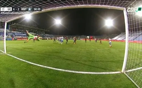 Fuentes sorprendió con un tiro de distancia.