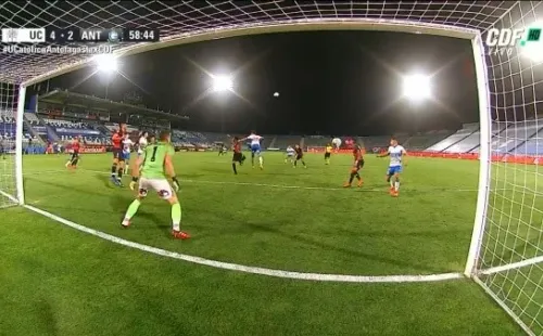 El arquero Puma no pudo hacer nada ante el remate de Fuentes.