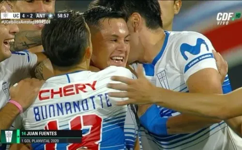 Los Cruzados festejaron con alegría el primer gol cruzado de Fuentes.