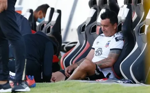 Esteban Paredes fue a disputar un balón y se llevó la peor parte ante Audax Italiano. Ahora Colo Colo pierde a su delantero estrella por tiempo indefinido. Foto: Agencia Uno