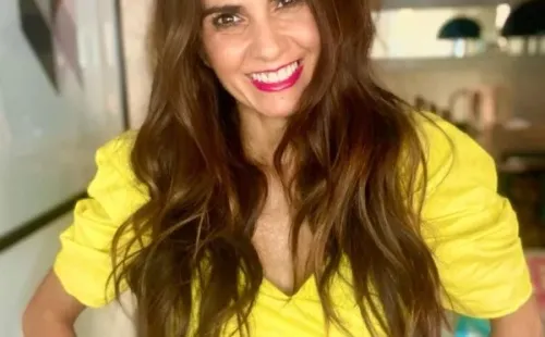 Yazmín Vásquez vistiendo amarillo feliz de la vida.