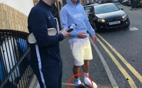 Grealish se mostró confundido y con dos pantuflas distintas tras chocar su Range Rover.