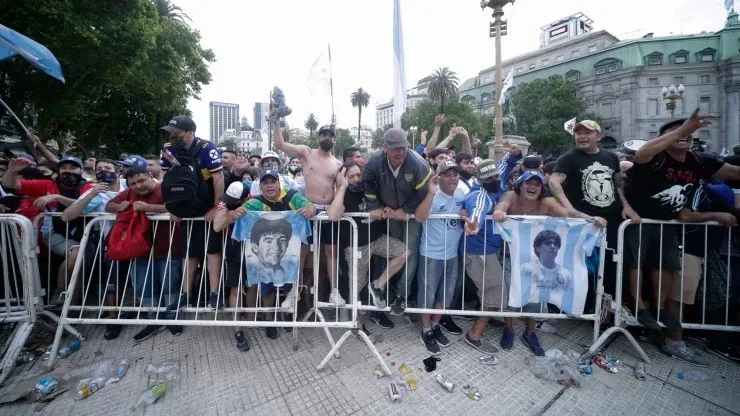 Hinchas argentinos repletan la Casa Rosada por Maradona