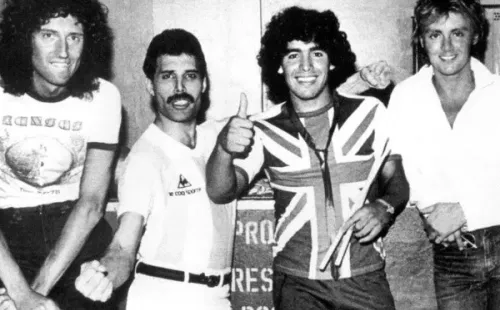 Otra de las capturas del inolvidable momento en que Queen conoció a Diego Maradona.