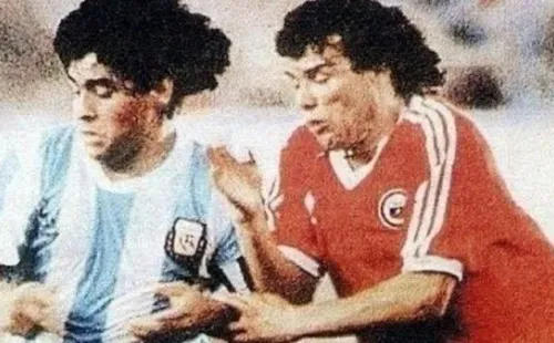 Diego Armando Maradona y Héctor Puebla Diego Armando Maradona y Héctor Puebla se enfrentaron en la Copa América de 1989.