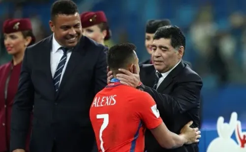 Diego Maradona y Alexis Sánchez junto a Ronaldo.
