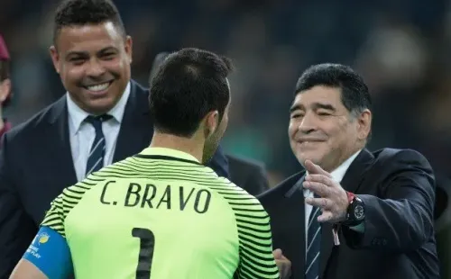 El Diez y el capitán de La Roja, Claudio Bravo.