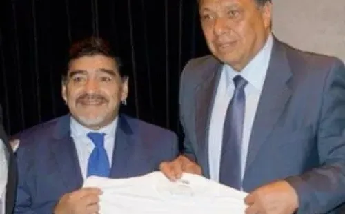 Maradona y don Elías Figueroa, dos de los mejores futbolistas de sudamérica.