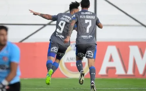 Fernando Zampedri fue la gran figura de la UC en el primer tiempo, pero un golpe lo obligó a salir de la cancha. Foto: Conmebol