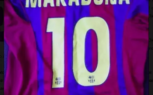 La imagen que Alejandro Sanz compartió en 2010, con la camiseta que le firmó Diego Maradona.