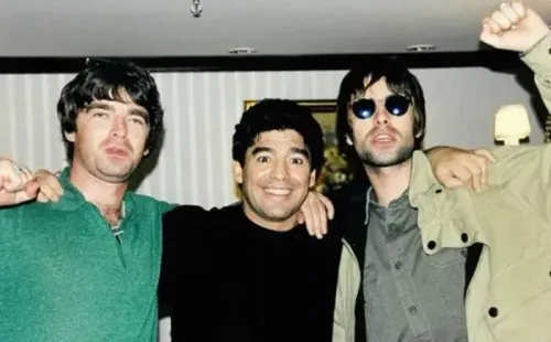 Noel Gallagher, Diego Maradona yLiam Gallagher, en una sola foto.