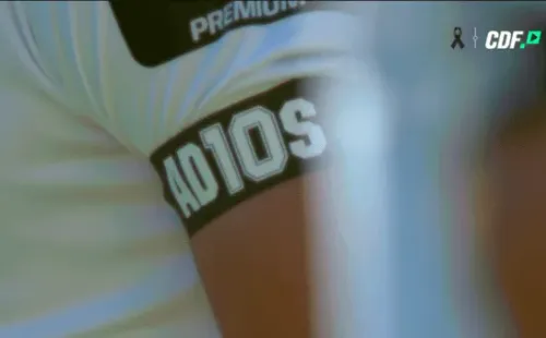 “Ad10s” reza el brazalete que usó Colo Colo en homenaje a Diego Maradona. Foto: CDF