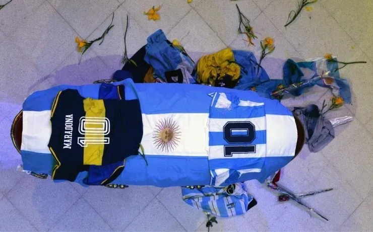 El ataúd de Diego Armando Maradona