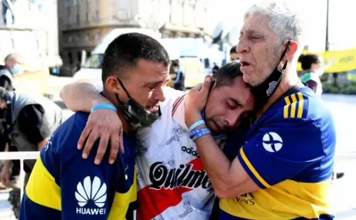 Maradona está siendo velado en la Casa Rosada, donde miles de hinchas esperan para rendirle sus respetos.