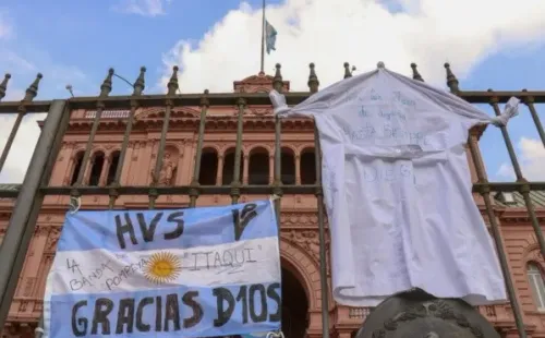 Los argentinos se agolpan en la Casa Rosada para despedir a Diego.