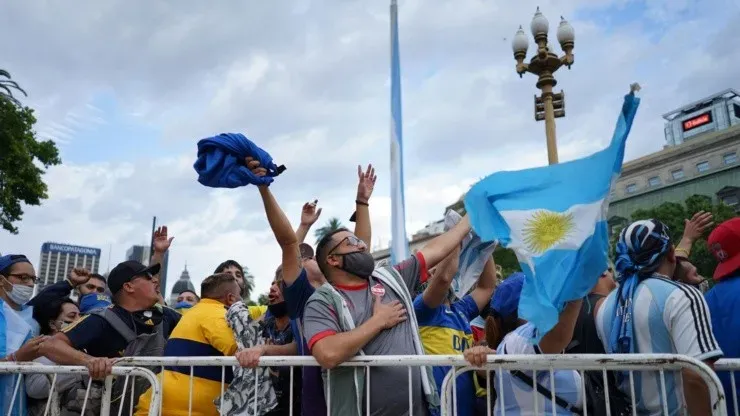Hinchas de todos los clubes esperan para despedir al Diego.