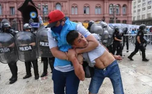 La policía resguarda el lugar para evitar aglomeraciones.