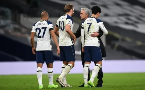 José Mourinho vive un renacer en Tottenham y está puntero, junto con Liverpool, en la Premier League. (Foto: Getty)