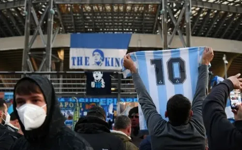 Los hinchas del Napoli llenaron las afueras del estadio San Paolo para homenajear a Diego Maradona. Foto: Getty Images