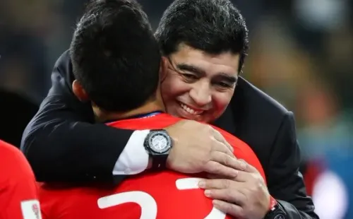 Diego Maradona compartió con Pedro Pablo Hernández en la final de la Copa Confederaciones de 2017. Foto: Getty Images