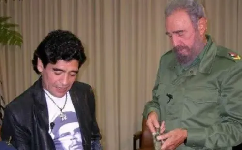 Otra de las reuniones que tuvo Diego Maradona con Fidel Castro, ya en los años 2000.