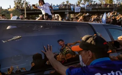 El féretro de Diego siendo trasladado al cementerio.