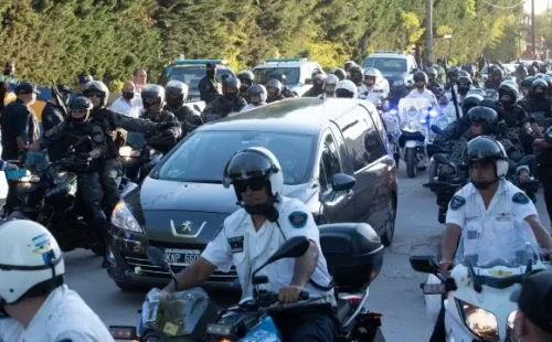 Los restos del Diez camino al cementerio Bella Vista.