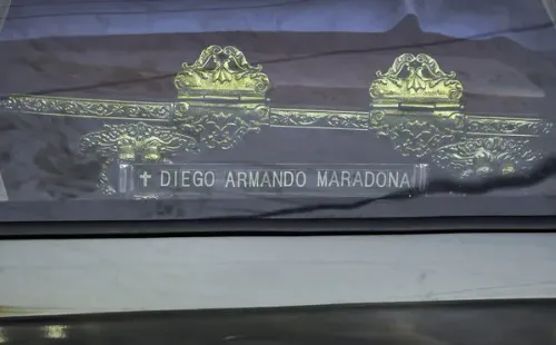 Millones de argentinos lloran la muerte de Maradona.