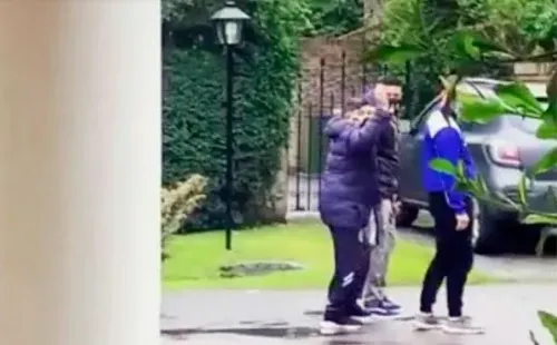 Maradona se dio el tiempo de saludar a un pequeño pese a su delicado estado de salud.