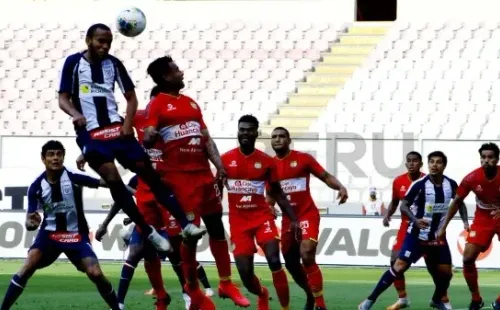 Alianza Lima peleó para mantener la categoría, pero cayó ante Sport Huancayo y se va a la segunda división. Foto: Gol Perú