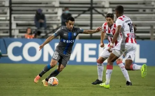 Universidad Católica sufrió para llevarse la victoria ante River Plate de Uruguay. Foto: Agencia Uno