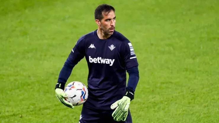 Claudio Bravo lesionado en el Betis