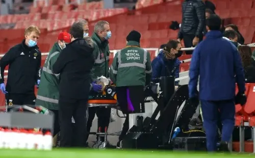 Raúl Jiménez debió ser trasladado de urgencia a un centro médico tras su fuerte choque con David Luiz en el duelo entre Arsenal y Wolverhampton. Foto: Getty Images