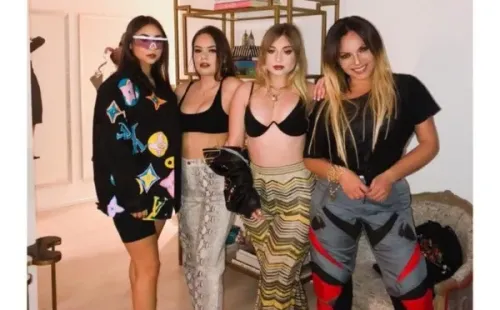 Lorena Astorga, la tía y manager de Paloma Mami, junto a sus sobrinas.