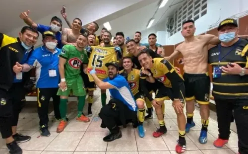 El plantel recordó a Pinilla en la íntima celebración tras pasar a octavos de final.