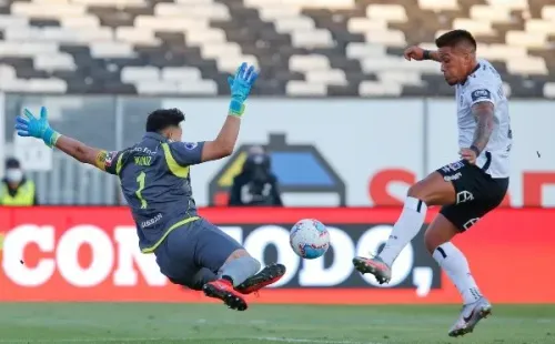 Javier Parraguez ha sido clave en los últimos triunfos de Colo Colo, vistiéndose de asistidor de Iván Morales y Pablo Mouche. Foto: Agencia Uno