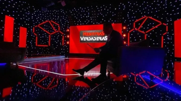 Eduardo Fuentes preparándose para salir al aire en el estudio de “Mentiras Verdaderas”.