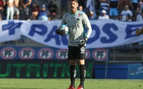 Augusto Batalla por poco anota el gol del año ante Cobresal. Foto: Agencia Uno
