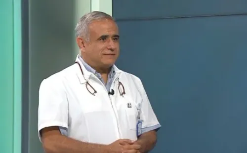 El doctor Sebastián Ugarte en los estudios de Canal 13, para el noticiero central.